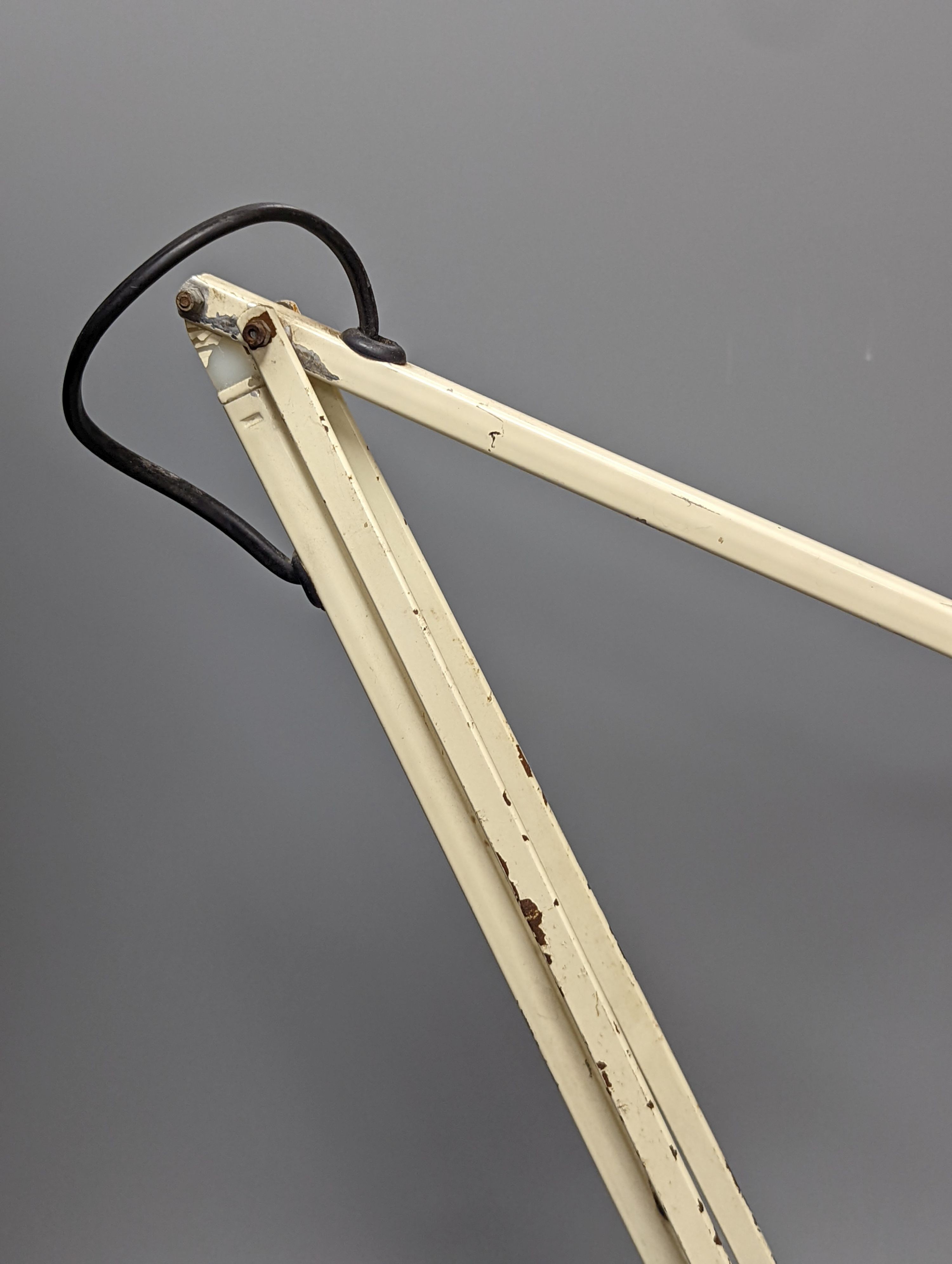 A cream anglepoise lamp